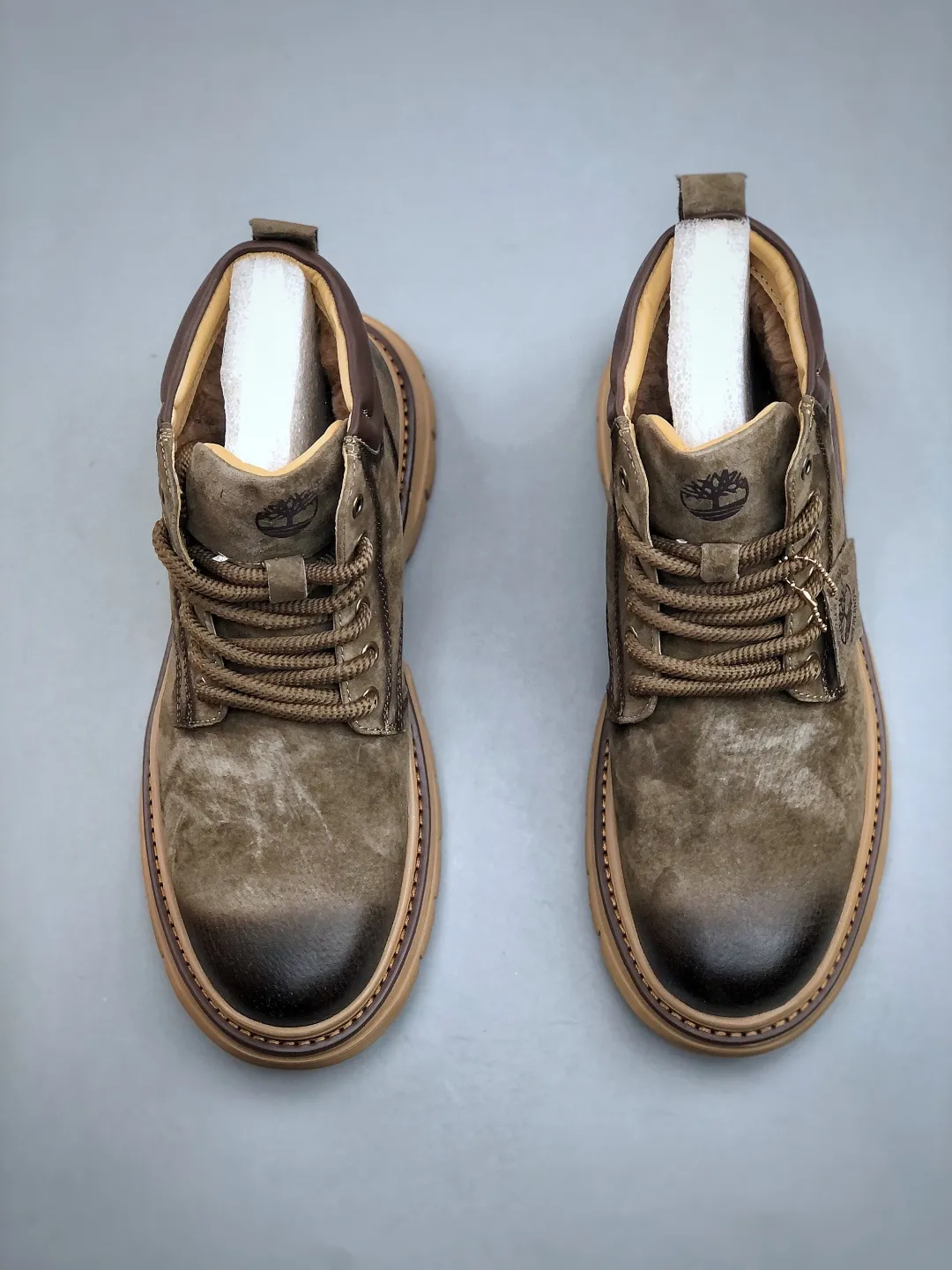 Welfare special price 💰440 #Timberland Timberland/Timberland new autumn and winter products (plush lining🔥warm and heat-locking) autumn and winter must-have outdoor leisure rhubarb boots series #Guangdong Dachang quality original box original packaging fashionable matching fabrics made of Italian 🇮🇹 top frosted fine-grained cowhide lightweight outsole with anti-odor and anti-corrosion genuine leather latex insoles from outsole to hardware are made from OEM raw materials Same as the original Goodyear's never-opening glue process. Good products don't kill pigs. The quality of the first order is strictly controlled. Exclusively released on the entire network. The quality is beyond doubt. The full set of official website unified packaging gives you a perfect wearing experience. The quality is exquisite and durable. A must-have for sportsmen. Specializes in not being handsome. High-quality feet feel first-class. This winter, it is specially used for outdoor cold protection. Daily casual matching. Size: 39-44 (leather shoe size)
